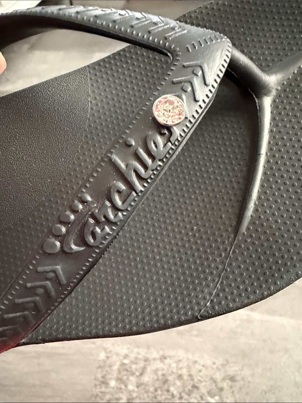 Women's Black comfort flip flops with arch support - Picture 2 of 4